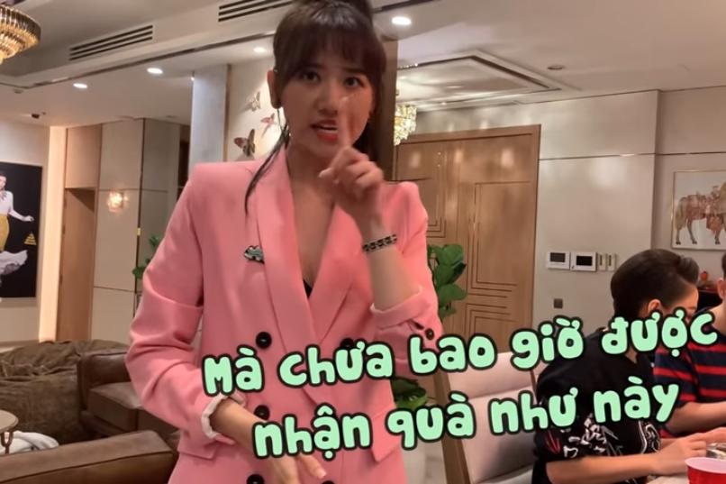 Thấy Trấn Thành tặng người khác vòng Chanel gần 100 triệu, Hari Won tị nạnh thì ngay lập tức cũng có quà-2