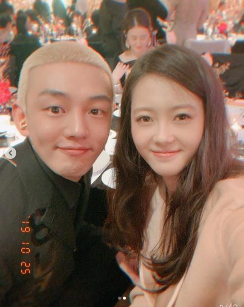 Go Ara chia sẻ bức ảnh chụp cùng Yoo Ah In trong sự kiện mới đây. Cả hai từng hợp tác trong bộ phim "Sharp" vào năm 2003.