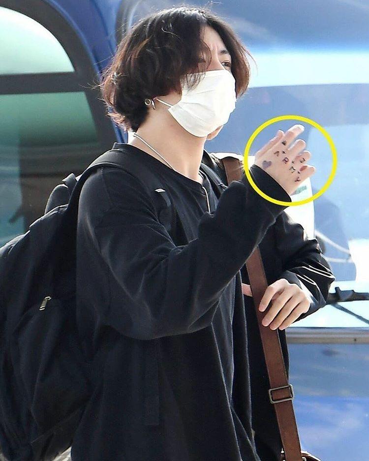 Fandom nhà BTS vui buồn lẫn lộn khi phát hiện Jungkook lại vừa tậu thêm hình xăm mới-1