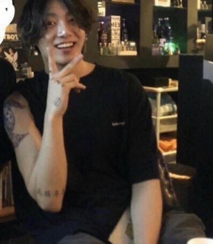 Fandom nhà BTS vui buồn lẫn lộn khi phát hiện Jungkook lại vừa tậu thêm hình xăm mới-3