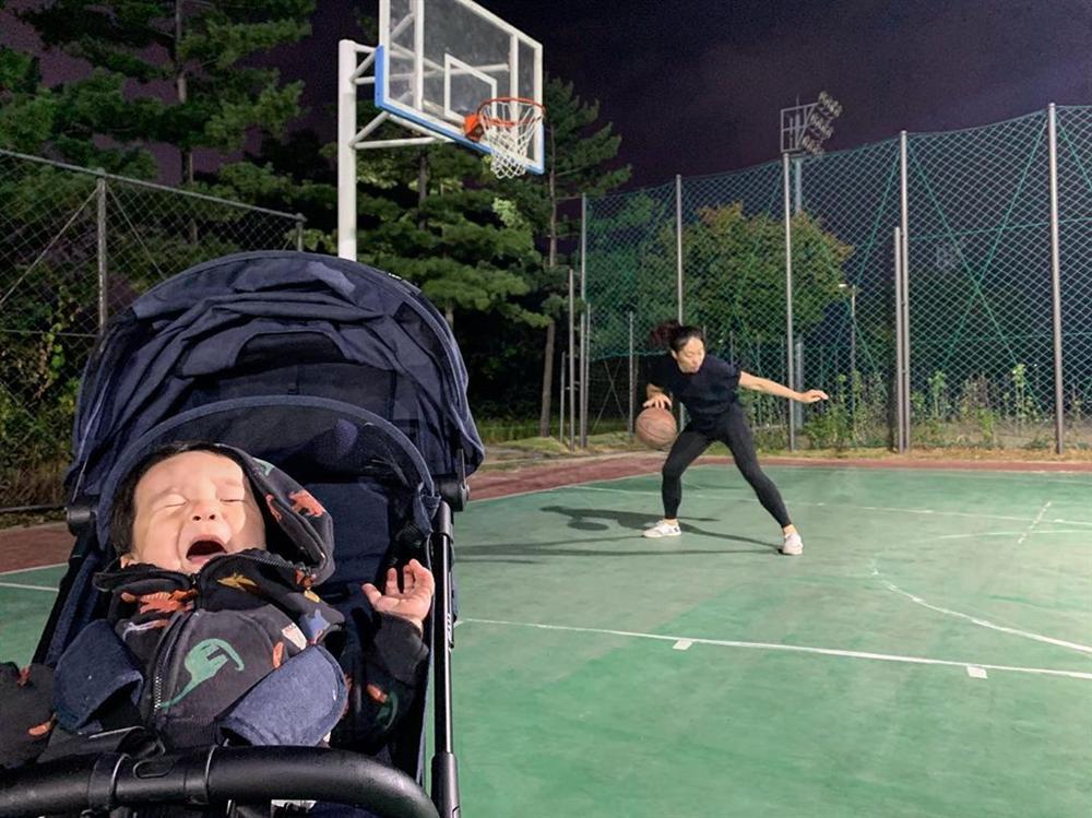 Nữ diễn viên Hàn gây bão với loạt ảnh lầy lội hết mức cùng con trai-2