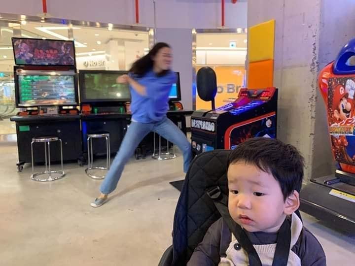 Nữ diễn viên Hàn gây bão với loạt ảnh lầy lội hết mức cùng con trai-4