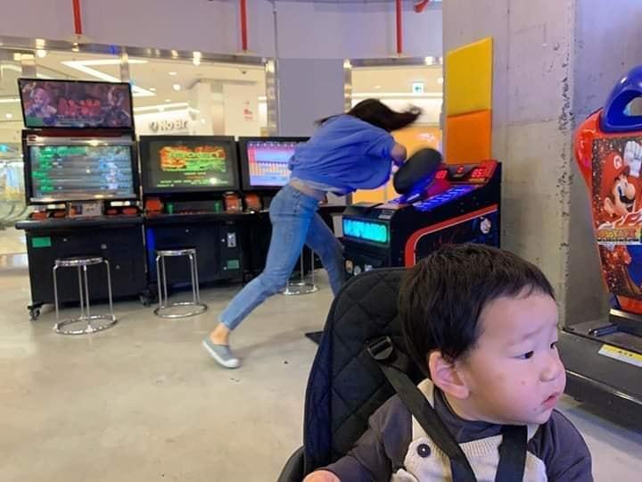 Nữ diễn viên Hàn gây bão với loạt ảnh lầy lội hết mức cùng con trai-7