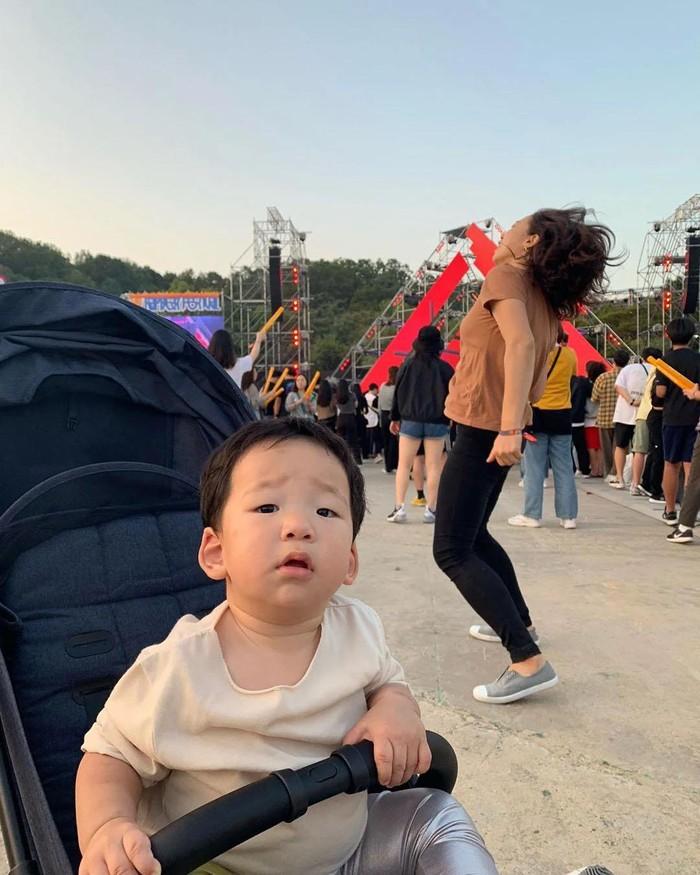 Nữ diễn viên Hàn gây bão với loạt ảnh lầy lội hết mức cùng con trai-15