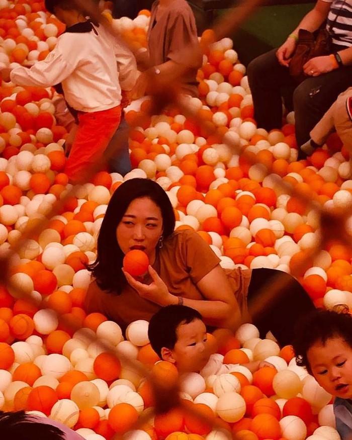 Nữ diễn viên Hàn gây bão với loạt ảnh lầy lội hết mức cùng con trai-16