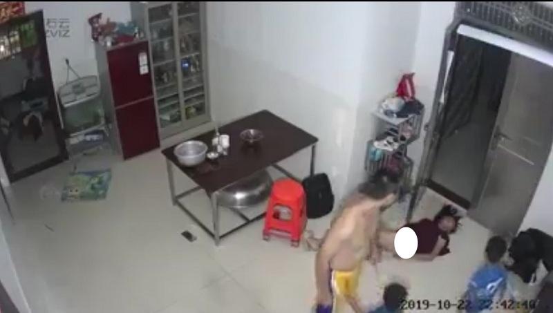 Clip: Sôi máu nhìn người chồng đánh vợ ngất đi rồi kéo lê ra cửa vứt mặc 2 con nhỏ gào khóc, van xin-1