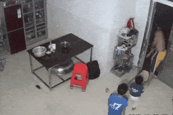 Phẫn nộ trước clip bé trai bị mẹ đẻ lột quần áo, đánh thâm tím khắp người, bắt quỳ gối giữa đường ở Ninh Bình-5