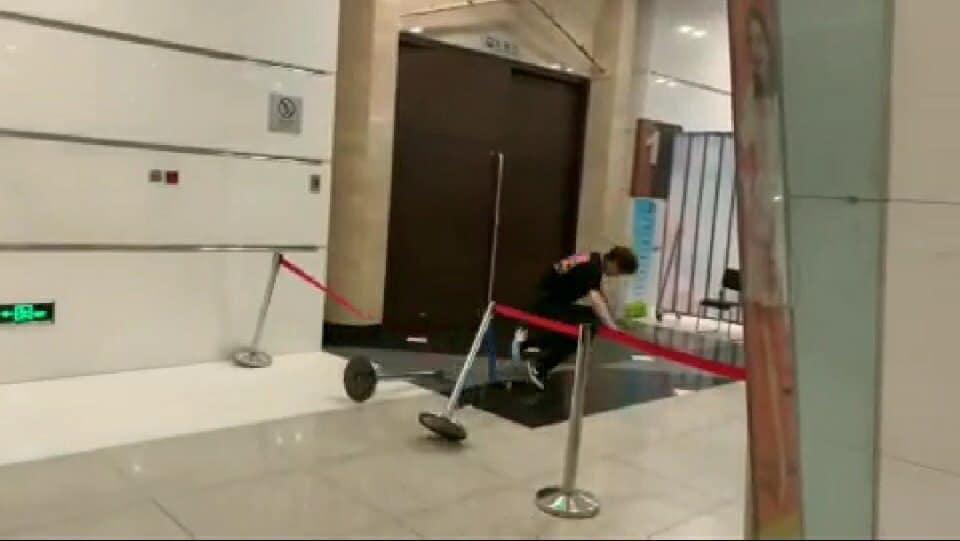 Dở khóc dở cười với Vương Nhất Bác: Chỉ ăn chuối, lười giặt túi, vồ ếch... cũng lên hotsearch Weibo-6