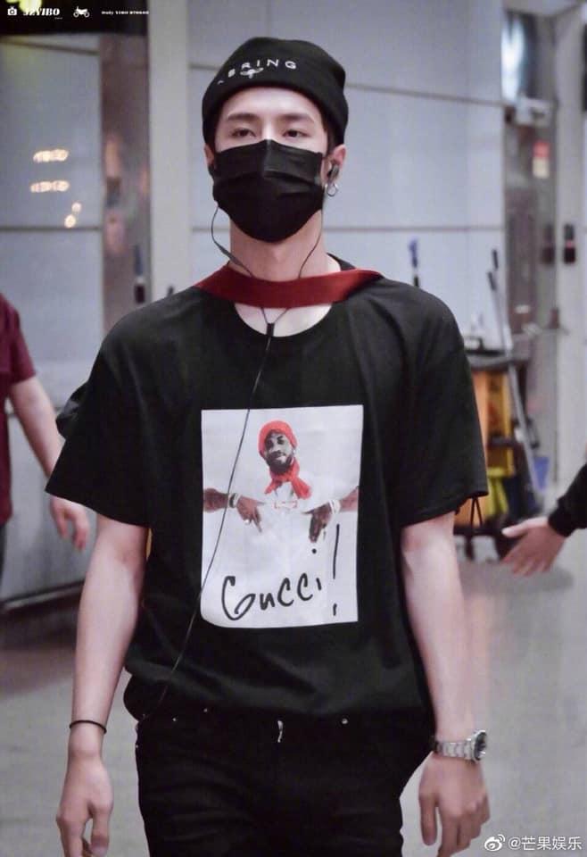 Dở khóc dở cười với Vương Nhất Bác: Chỉ ăn chuối, lười giặt túi, vồ ếch... cũng lên hotsearch Weibo-12