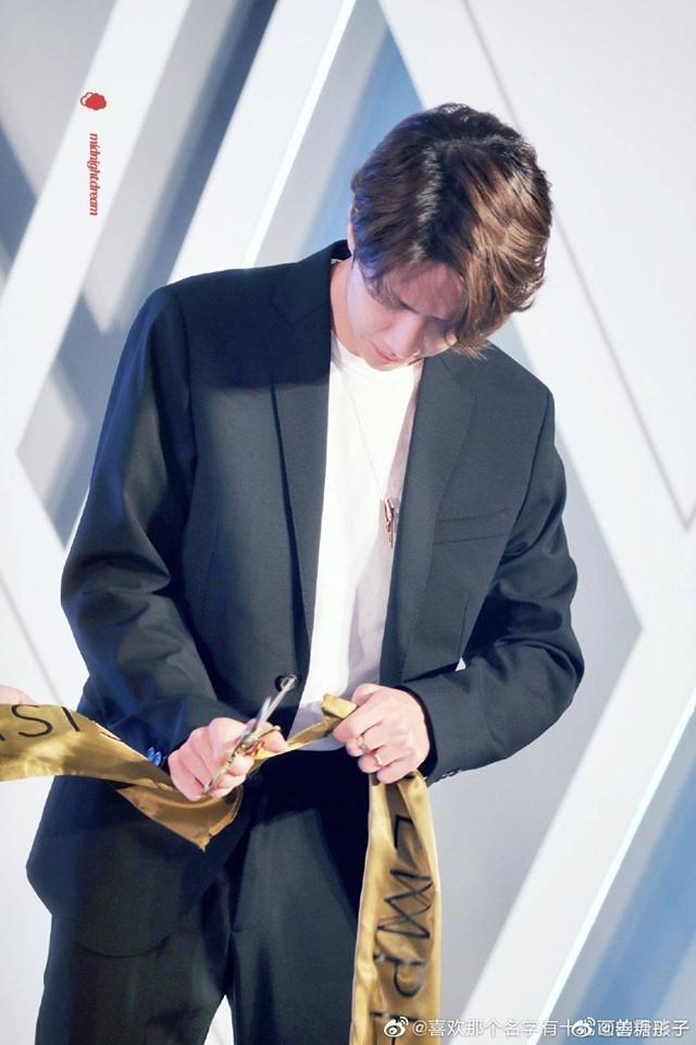 Dở khóc dở cười với Vương Nhất Bác: Chỉ ăn chuối, lười giặt túi, vồ ếch... cũng lên hotsearch Weibo-14