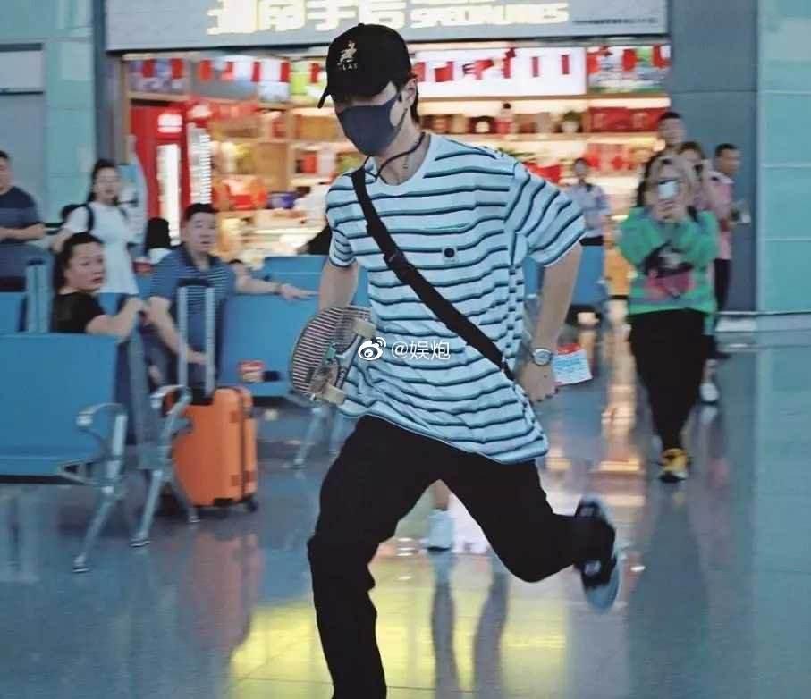 Dở khóc dở cười với Vương Nhất Bác: Chỉ ăn chuối, lười giặt túi, vồ ếch... cũng lên hotsearch Weibo-15