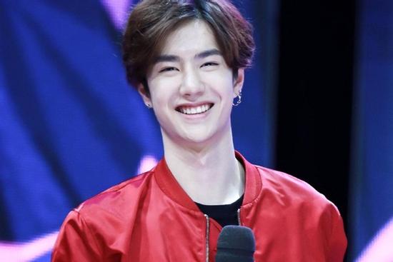 Dở khóc dở cười với Vương Nhất Bác: Chỉ ăn chuối, lười giặt túi, vồ ếch... cũng lên hotsearch Weibo