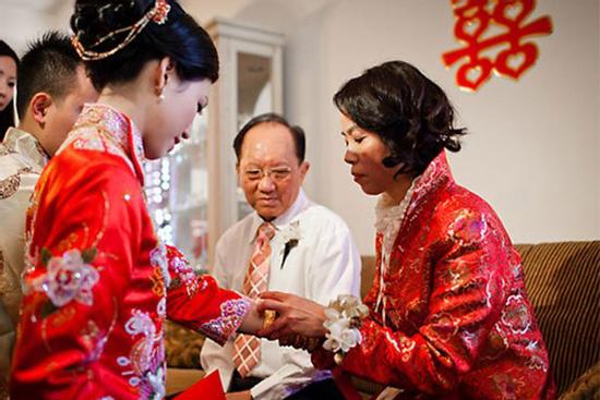 Khinh chồng tương lai nhà nghèo rách, tôi bàng hoàng giữa hôn lễ được mẹ chồng trao 5 cây vàng