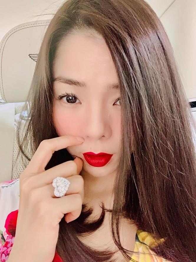 Nghiện kim cương như Lệ Quyên: Ôm mặt vì đau răng nhân thể khoe luôn nhẫn lấp lánh tiền tỷ-6