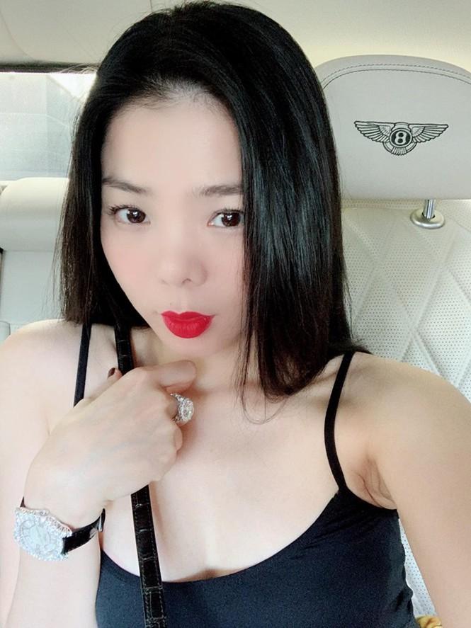 Nghiện kim cương như Lệ Quyên: Ôm mặt vì đau răng nhân thể khoe luôn nhẫn lấp lánh tiền tỷ-10