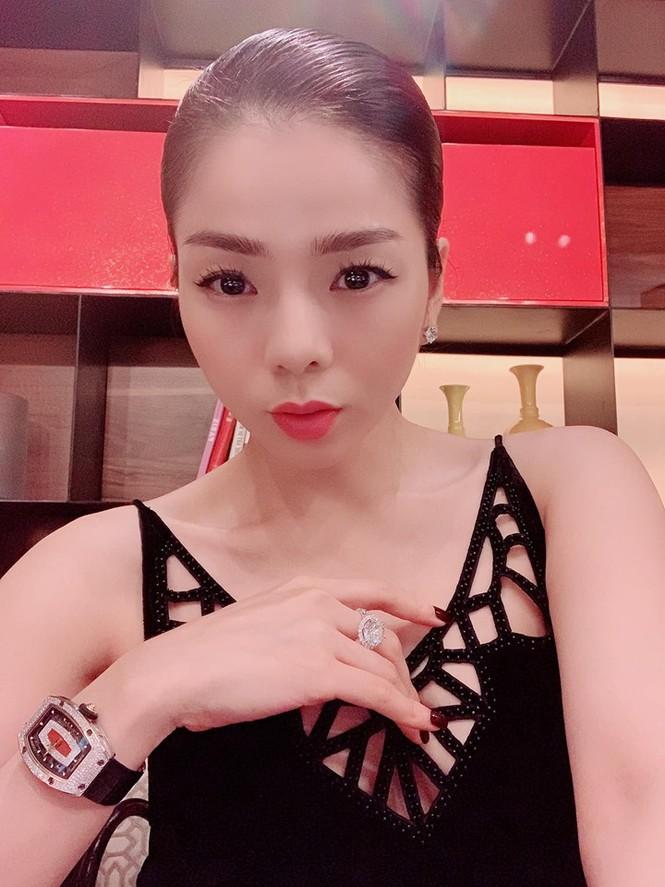 Nghiện kim cương như Lệ Quyên: Ôm mặt vì đau răng nhân thể khoe luôn nhẫn lấp lánh tiền tỷ-11