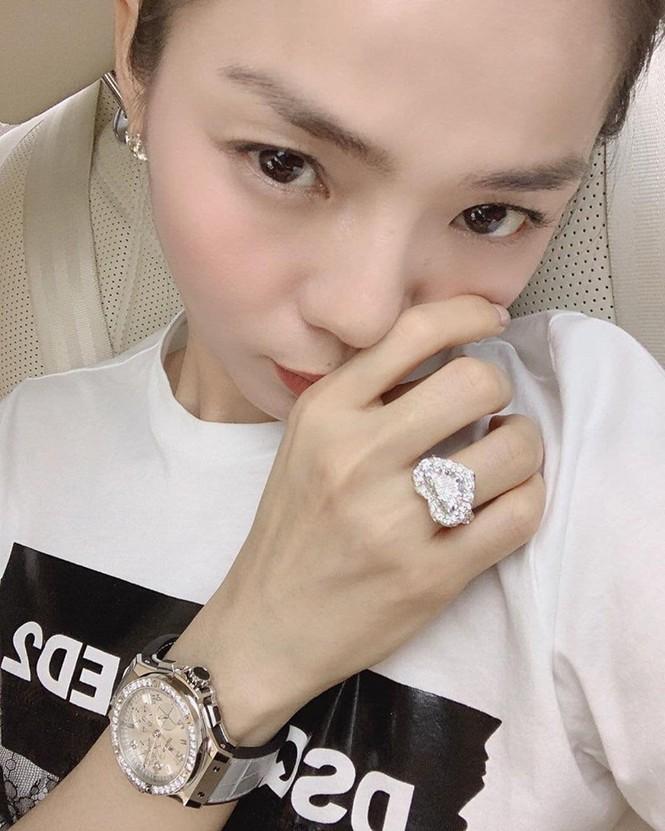 Nghiện kim cương như Lệ Quyên: Ôm mặt vì đau răng nhân thể khoe luôn nhẫn lấp lánh tiền tỷ-12