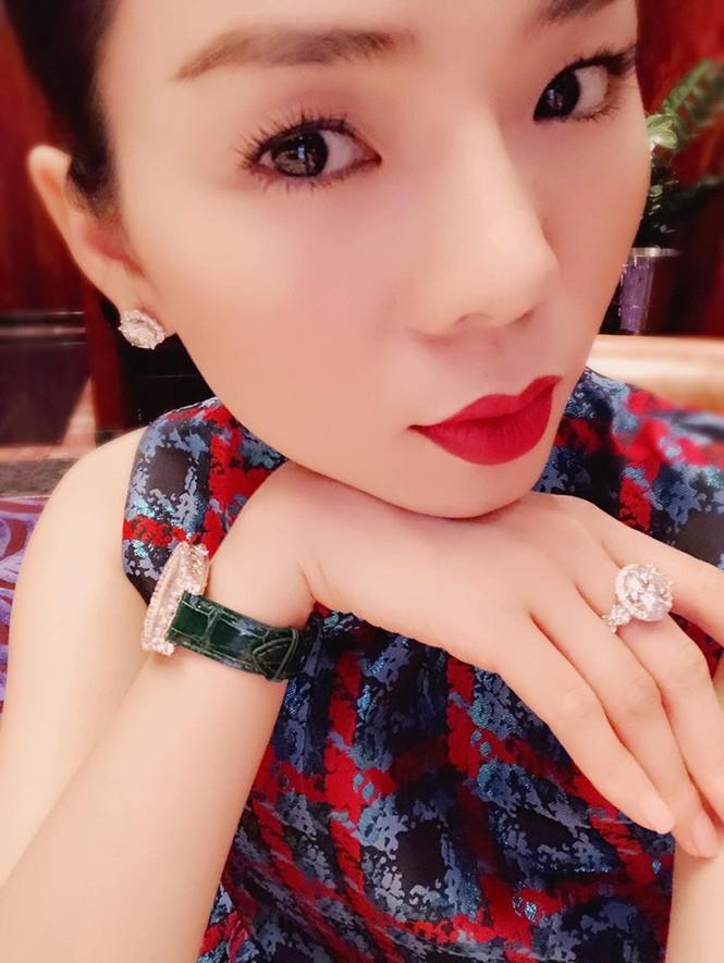 Nghiện kim cương như Lệ Quyên: Ôm mặt vì đau răng nhân thể khoe luôn nhẫn lấp lánh tiền tỷ-13