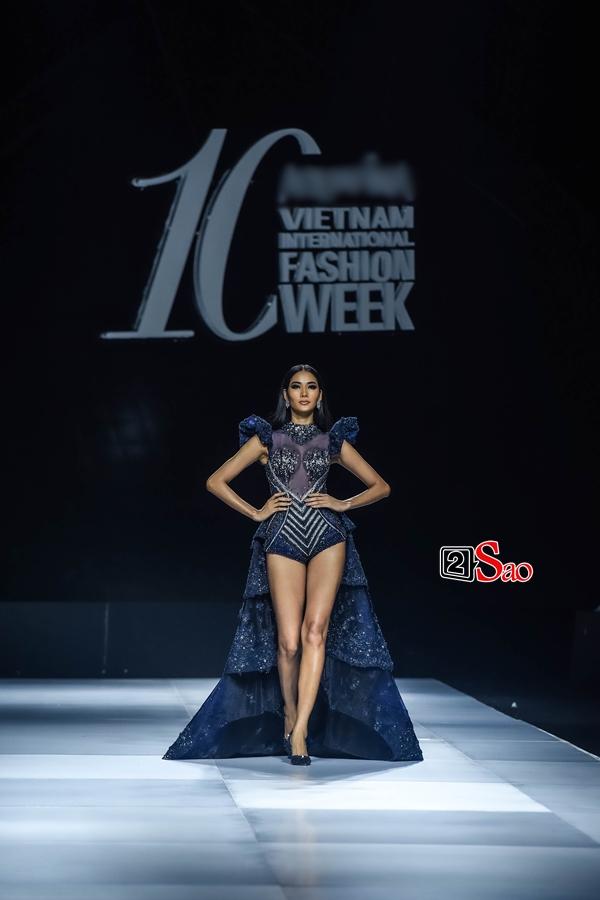 Hoàng Thùy thần thái lấn át dù Lương Thùy Linh mới là vedette trên sàn catwalk-1