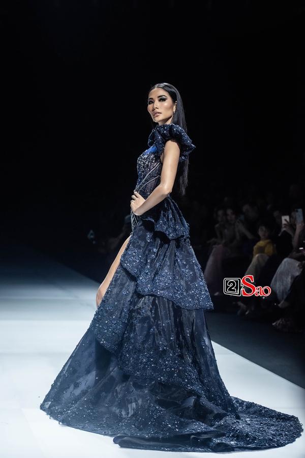 Hoàng Thùy thần thái lấn át dù Lương Thùy Linh mới là vedette trên sàn catwalk-2