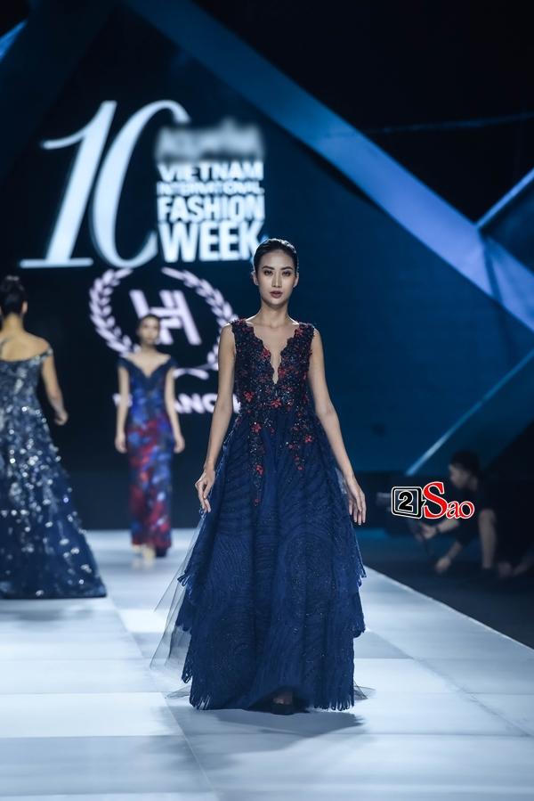 Hoàng Thùy thần thái lấn át dù Lương Thùy Linh mới là vedette trên sàn catwalk-8