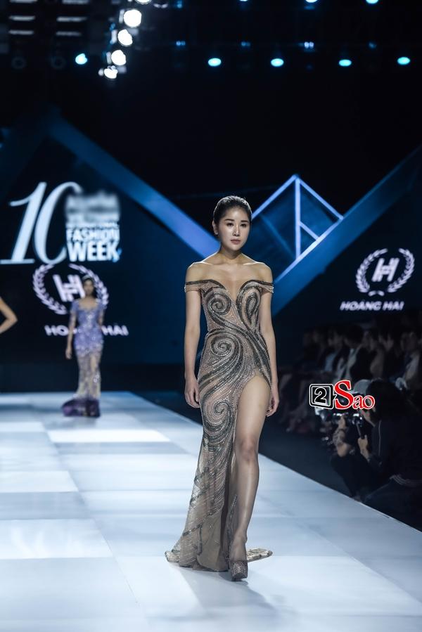 Hoàng Thùy thần thái lấn át dù Lương Thùy Linh mới là vedette trên sàn catwalk-9