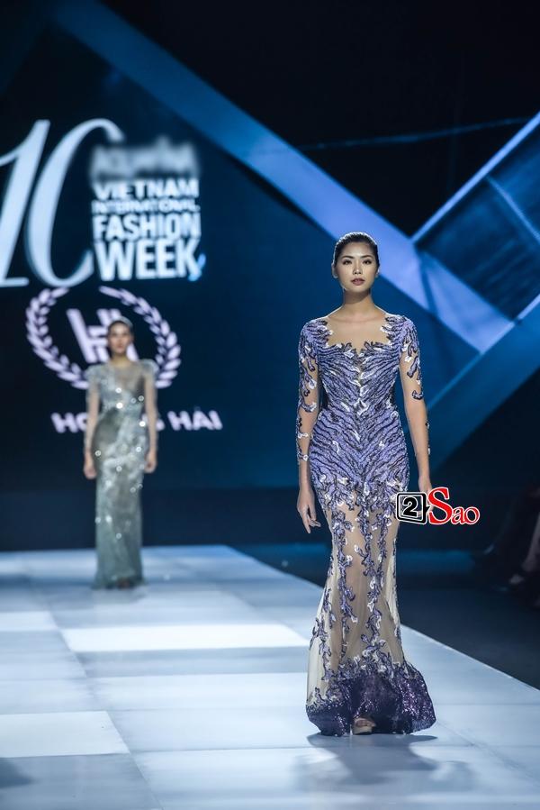 Hoàng Thùy thần thái lấn át dù Lương Thùy Linh mới là vedette trên sàn catwalk-11