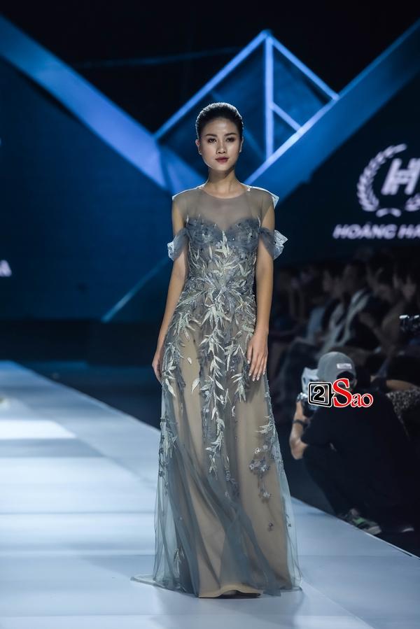 Hoàng Thùy thần thái lấn át dù Lương Thùy Linh mới là vedette trên sàn catwalk-12