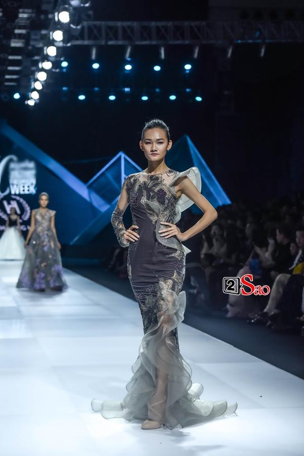 Hoàng Thùy thần thái lấn át dù Lương Thùy Linh mới là vedette trên sàn catwalk-13