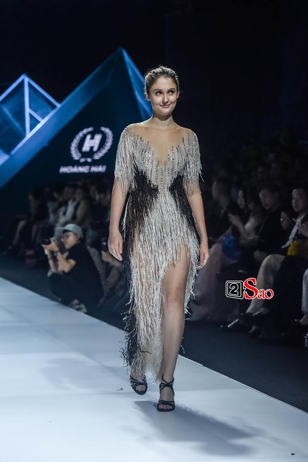 Hoàng Thùy thần thái lấn át dù Lương Thùy Linh mới là vedette trên sàn catwalk-10