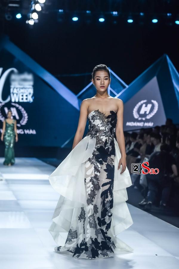 Hoàng Thùy thần thái lấn át dù Lương Thùy Linh mới là vedette trên sàn catwalk-15