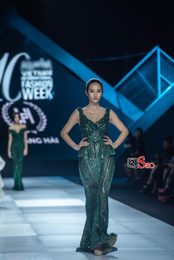 Hoàng Thùy thần thái lấn át dù Lương Thùy Linh mới là vedette trên sàn catwalk-16