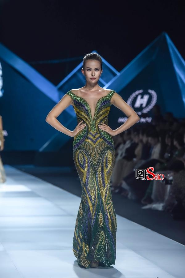 Hoàng Thùy thần thái lấn át dù Lương Thùy Linh mới là vedette trên sàn catwalk-17
