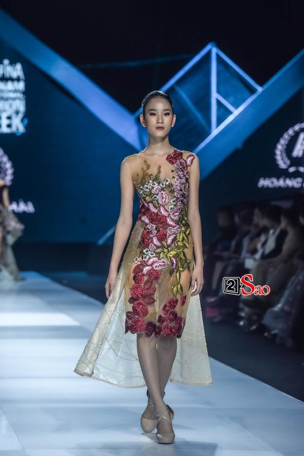 Hoàng Thùy thần thái lấn át dù Lương Thùy Linh mới là vedette trên sàn catwalk-18