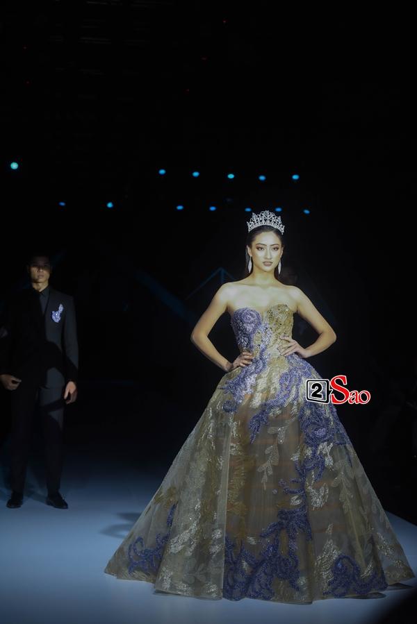 Hoàng Thùy thần thái lấn át dù Lương Thùy Linh mới là vedette trên sàn catwalk-4