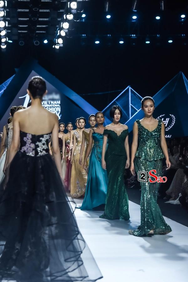 Hoàng Thùy thần thái lấn át dù Lương Thùy Linh mới là vedette trên sàn catwalk-20