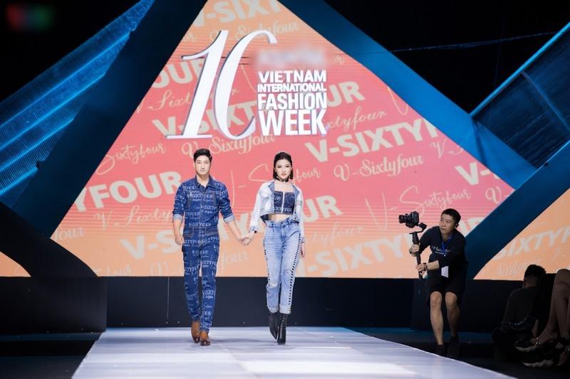 Trong phim thì túm tóc bạt tai, Thái và Trà tiểu tam của Hoa hồng trên ngực trái tình tứ bất ngờ khi diễn thời trang-4