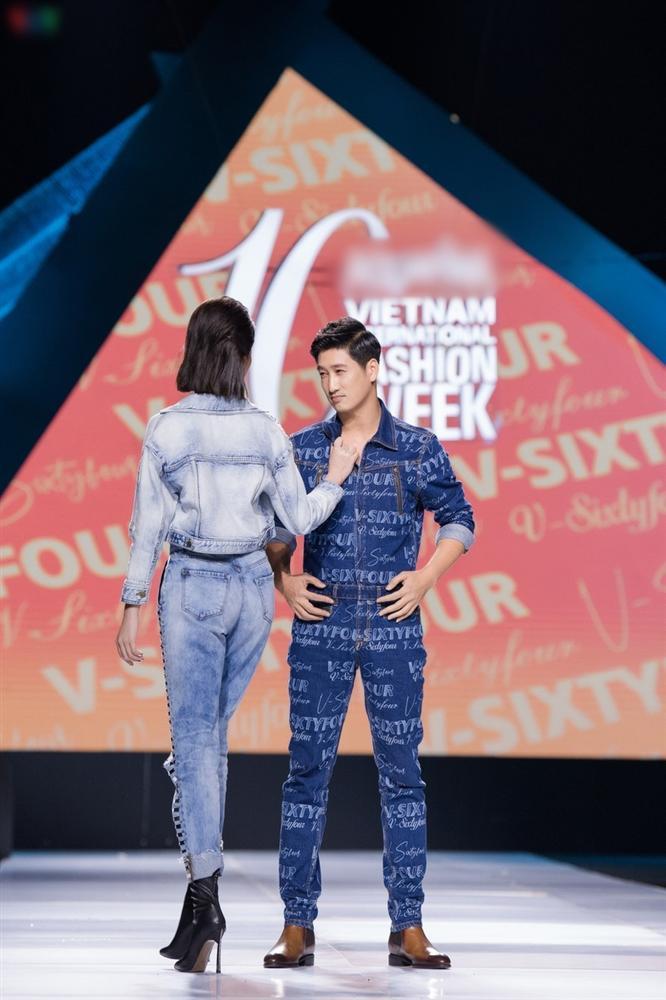 Trong phim thì túm tóc bạt tai, Thái và Trà tiểu tam của Hoa hồng trên ngực trái tình tứ bất ngờ khi diễn thời trang-5