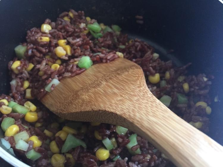 Chồng chán ăn bắp cải luộc, vợ đảm làm ngay món lạ đảm bảo ăn không sót miếng nào-4