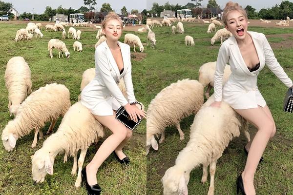 Tạo dáng uốn éo trên lưng cừu, Ngân 98 bị mỉa mai: Cừu ơi mày có thấy mùi silicon không?-2