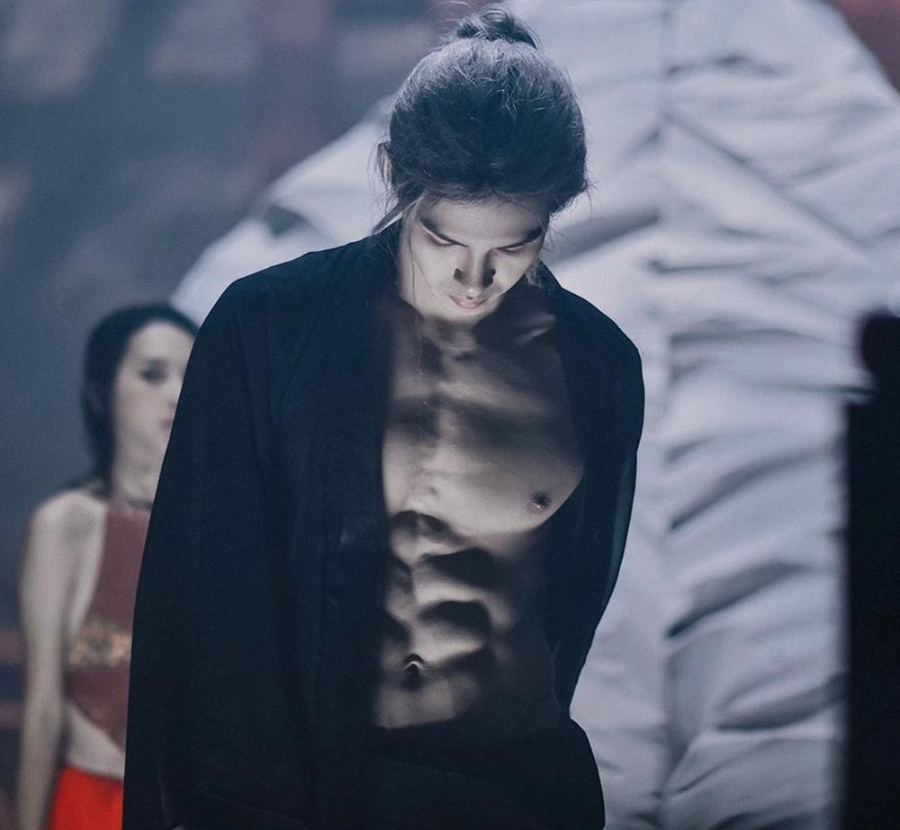 Fan girl xịt máu mũi trước body 6 múi của Denis Đặng - mỹ nam có nụ hôn cực ngọt với Nguyễn Trần Trung Quân-4