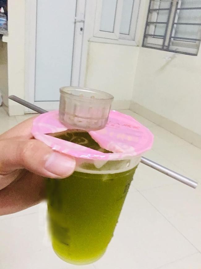 Đang hút dở cốc trà sữa, thanh niên tá hỏa khi thấy thứ kì lạ bên trong-2