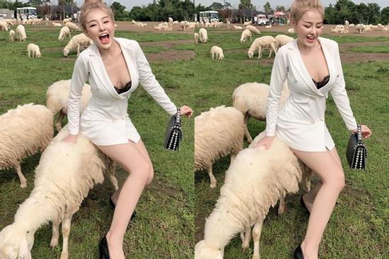 Tạo dáng uốn éo trên lưng cừu, Ngân 98 bị mỉa mai: 'Cừu ơi mày có thấy mùi silicon không?'