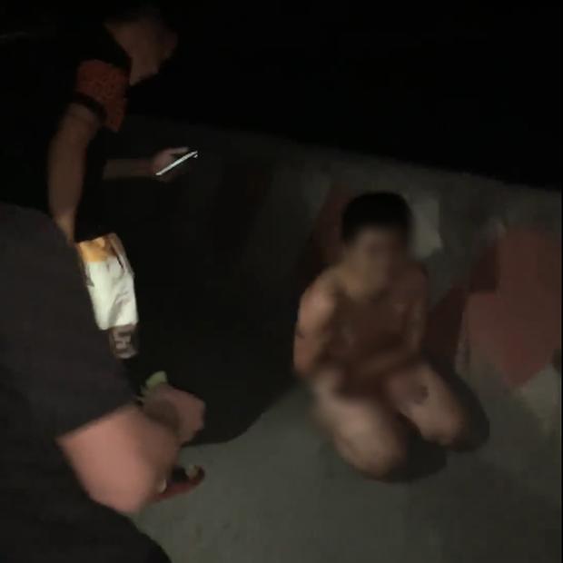 Phẫn nộ trước clip bé trai bị mẹ đẻ lột quần áo, đánh thâm tím khắp người, bắt quỳ gối giữa đường ở Ninh Bình-4