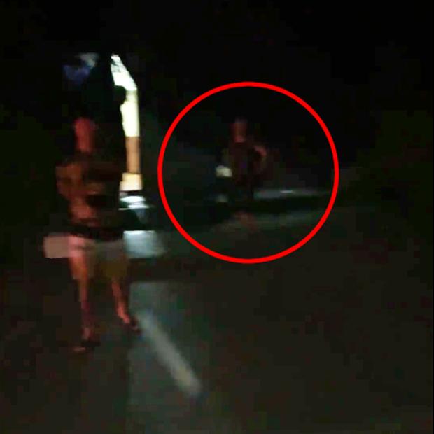 Phẫn nộ trước clip bé trai bị mẹ đẻ lột quần áo, đánh thâm tím khắp người, bắt quỳ gối giữa đường ở Ninh Bình-3