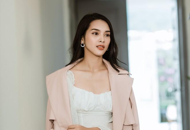 Nhan sắc nữ chính trong MV có cảnh nóng gây tranh cãi-11