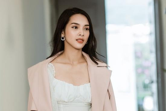 Nhan sắc nữ chính trong MV có cảnh nóng gây tranh cãi