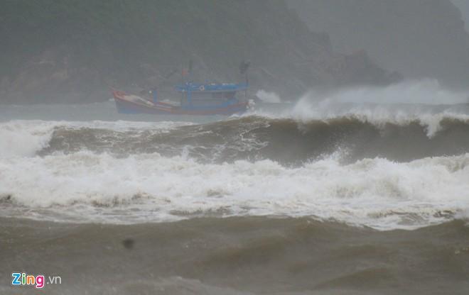 Sóng cao 5 mét ập vào ven biển trước bão-3