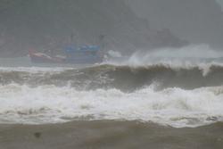 Sóng cao 5 mét ập vào ven biển trước bão