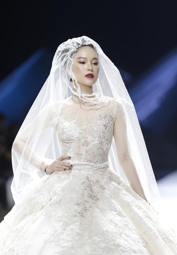 Linh Rin gặp sự cố khi mặc váy cưới, em chồng Tăng Thanh Hà không giúp bạn gái mà chỉ động viên và tặng hoa-2